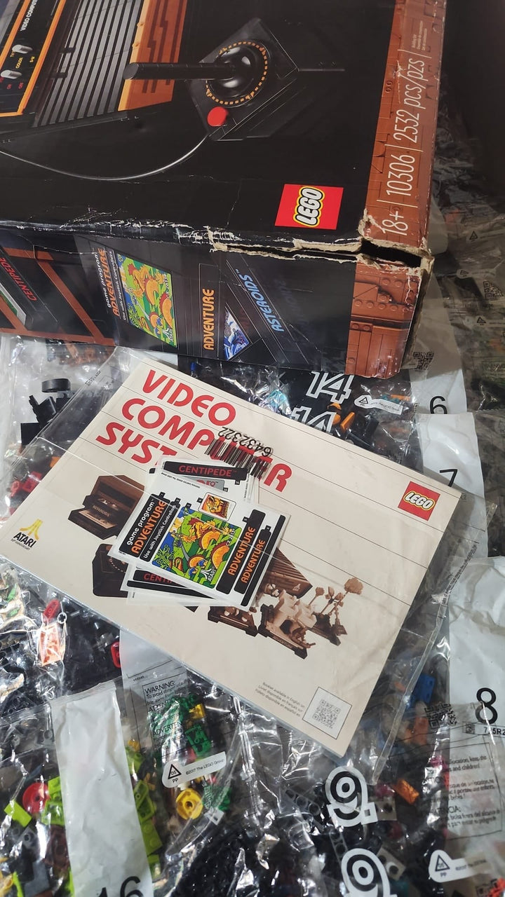  LEGO 10306 Atari® 2600 set pays tribute to one of the most legendary video game consoles of all time, making it a must-have for nostalgic gamers and collectors. Open the console to reveal a secret 1980s living room vignette complete with a retro TV, posters, and stereo—perfect for fans of vintage nostalgia.